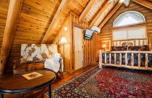 Lone Rock Cabina | Luxury Riverfront Lodge Fishing, Hot Tub & Ozark Views”