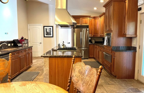 Hatch Cabina | LUXURY RIVERFRONT RETREAT: PET FRIENDLY: BRYCE / ZION, RAFTING, FISHING, HIKING