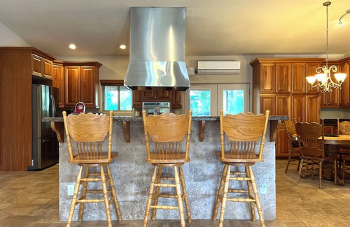 Hatch Cabina | LUXURY RIVERFRONT RETREAT: PET FRIENDLY: BRYCE / ZION, RAFTING, FISHING, HIKING
