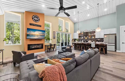High Springs Casa | Luxury Riverfront Barndominium!