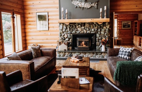 Lake Cowichan Cabina | Luxury Riverside Lodge Sleeps 10 - 4 ensuite bedrooms