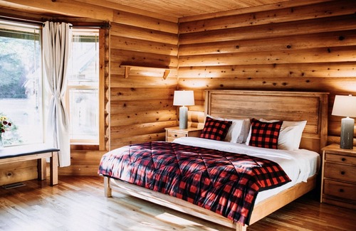 Lake Cowichan Cabina | Luxury Riverside Lodge Sleeps 10 - 4 ensuite bedrooms