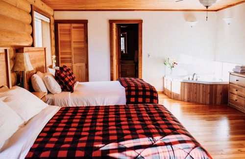 Lake Cowichan Cabina | Luxury Riverside Lodge Sleeps 10 - 4 ensuite bedrooms