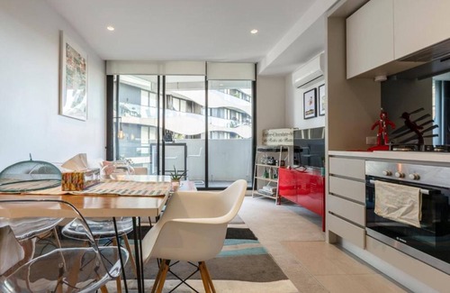 Kew Apartamento | LUXURY RIVERSIDE RESORT⭐POOL⭐SPA⭐ TRAM⭐NBN⭐PARKING