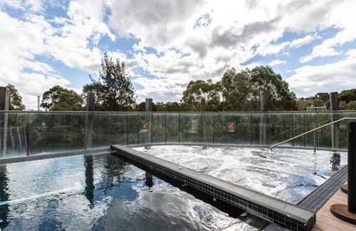 Kew Apartamento | LUXURY RIVERSIDE RESORT⭐POOL⭐SPA⭐ TRAM⭐NBN⭐PARKING
