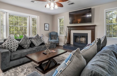 Mid America Casa | Luxury Rock Creek INN near Lake Hamilton