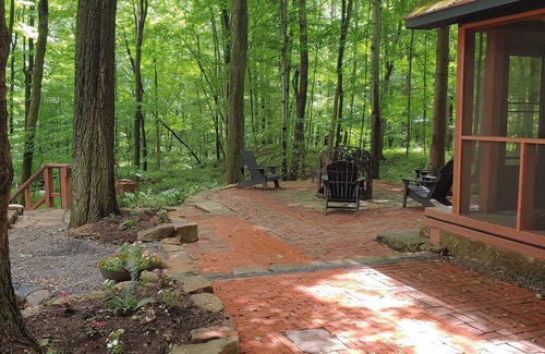 Lexington Cabina | Luxury Romantic Retreat w/ Hot Tub, Cabin in Woods, Perfect for Special Occasion