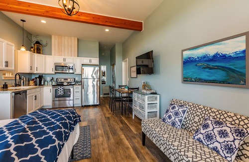 Homer Apartamento | Luxury Romantic Couple's Getaway Overlooking Kachemak Bay