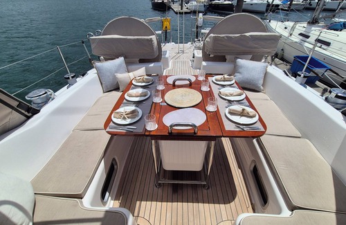 Newport Alquiler De Eote | Luxury Romantic Getaway onboard the Sailing Yacht of your Dreams.