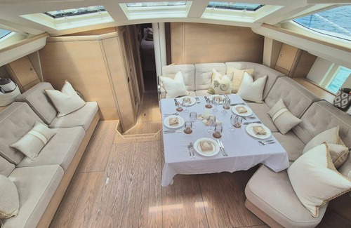 Newport Alquiler De Eote | Luxury Romantic Getaway onboard the Sailing Yacht of your Dreams.