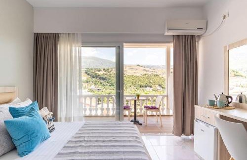 Himare Apartamento | Luxury Room 2 - Vila Goro w Pool, Parking and more