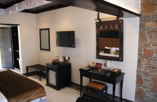 Maasai Mara Cabina | Luxury Room with Pool & Parking | Maasai Mara Safari Lodge Stay