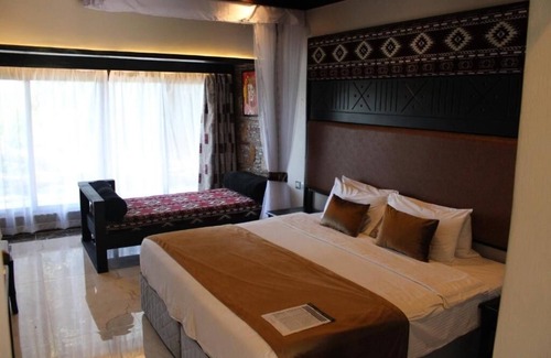 Maasai Mara Cabina | Luxury Room with Pool & Parking | Maasai Mara Safari Lodge Stay
