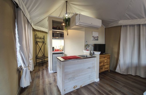 Oatmeal Cabina | Luxury Safari Tent #2 Scenic Hill Country Views- Private Deck/Hot Tub/Pond Pool