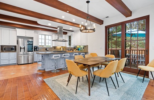 Eastside Santa Cruz Villa | Luxury Santa Cruz Villa: Beachside Paradise with New Hot Tub & Fast Wi-Fi