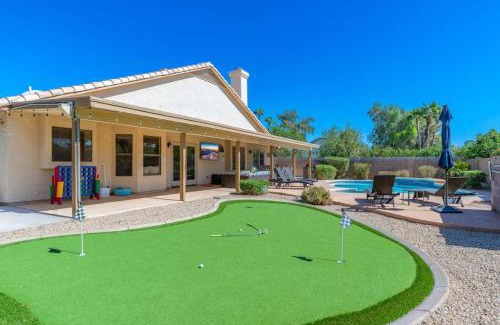 Paradise Valley Village Casa | Luxury Scottsdale Retreat Heated Pool and Mini Golf
