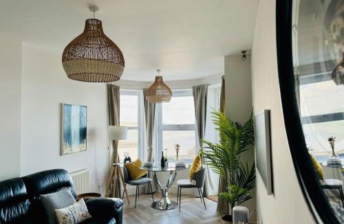 West Looe Casa | Luxury Sea View Apartment with Multi Room Balcony And Private Onsite Parking Only 300M From the Beach