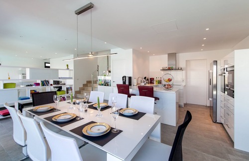 Badia Blava Villa | Villa de lujo con vistas al mar y piscina privada.