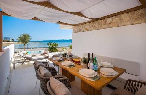 Sukosan Villa | Villa Noles de lujo frente al mar con piscina climatizada, jacuzzi y vehículo eléctrico cerca de Zadar