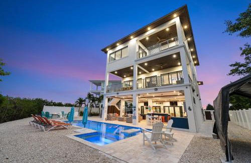Marathon Casa | Luxury Seaside Escape ~ Heated Pool w Jacuzzi ~ Elevator ~ Dock ~ Scenic Views