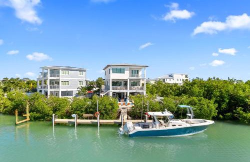 Marathon Casa | Luxury Seaside Escape ~ Heated Pool w Jacuzzi ~ Elevator ~ Dock ~ Scenic Views