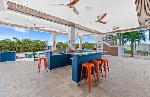 Marathon Casa | Luxury Seaside Escape ~ Heated Pool w Jacuzzi ~ Elevator ~ Dock ~ Scenic Views
