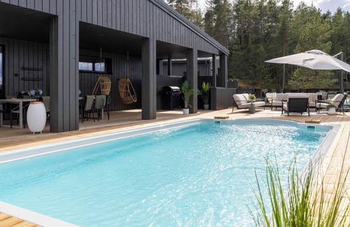 Porvoo Villa | Luxury seaside villa in the archipelago. Heated pool all year around.