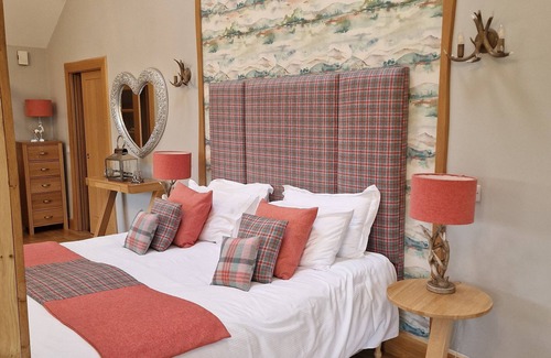Blairgowrie Cabina | Luxury, secluded, Adult only Treehouse with hot tub, woodburner & stunning views