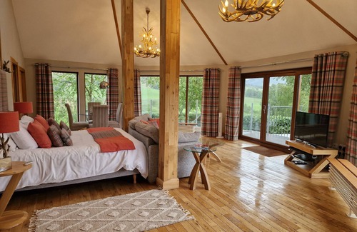 Blairgowrie Cabina | Luxury, secluded, Adult only Treehouse with hot tub, woodburner & stunning views
