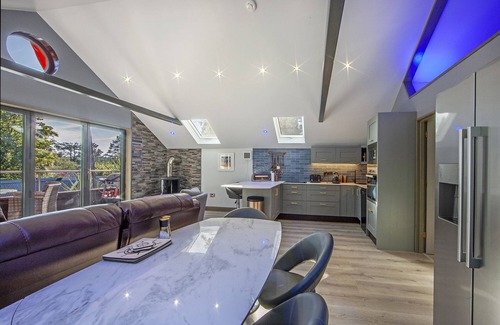 Benderloch Cabina | Luxury Self Catering Lodge with Hot Tub - Palms 2, Loch Etive, North Connel