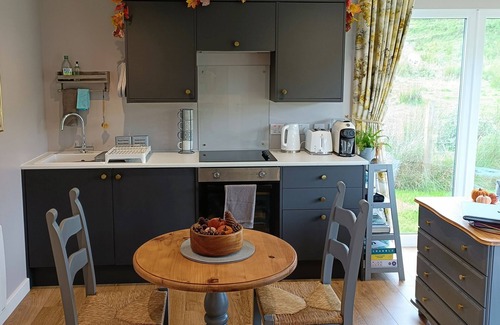 Digg Cabina | Luxury self-catering cabin - panoramic mountain views, short walk from the beach