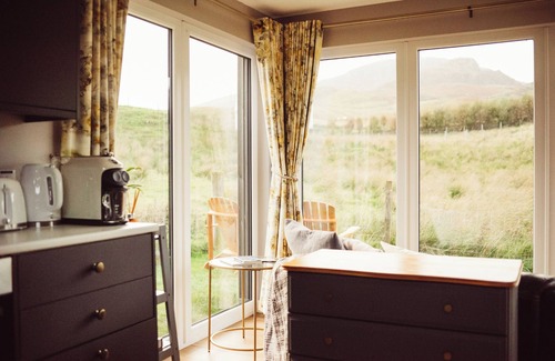 Digg Cabina | Luxury self-catering cabin - panoramic mountain views, short walk from the beach