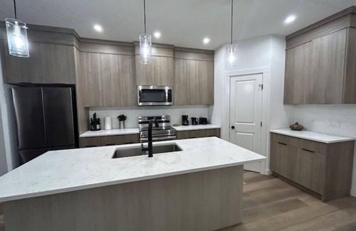 Southeast Calgary Casa | Luxury Seton Villas 4-bed with King bed & Office