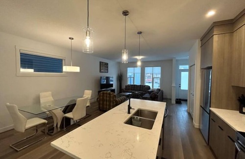 Southeast Calgary Casa | Luxury Seton Villas 4-bed with King bed & Office