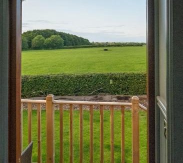 Shackerstone Otro | Luxury Shepherds Hut, Hot Tub & Fenced Garden