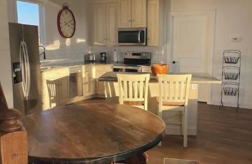 Lewistown Casa | Luxury Silo, King bed Wi-Fi, Grill, Fire pit. Sunsets in the country