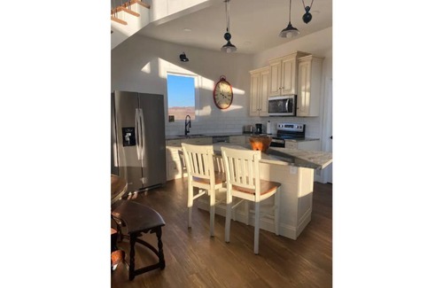 Lewistown Casa | Luxury Silo, King bed Wi-Fi, Grill, Fire pit. Sunsets in the country