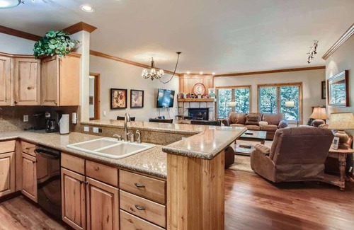 Four O'Clock Condominio | Snowflake Sanctuary