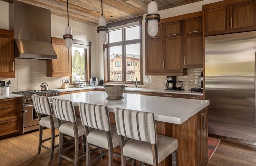 Spanish Peaks Cabina | Spend Summer in Big Sky! Luxury Ski-in, Ski-out Spanish Peaks home Pet and Child Friendly