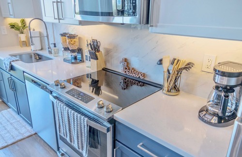 Deep Ellum Apartamento | Luxury Skyline Escape/Sauna/King Bed/DT View