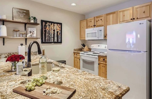 Copper Mountain Village Apartamento | Luxury Slope & Village Views, Deck, Steps to Lifts