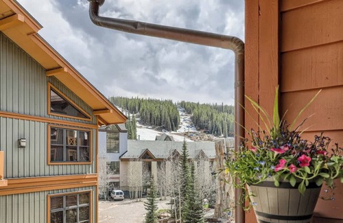 Copper Mountain Village Apartamento | Luxury Slope & Village Views, Deck, Steps to Lifts