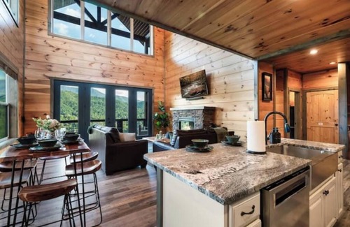 Gatlinburg Cabina | Luxury Smoky Mtn Cabin 3 King Suites Epic Views