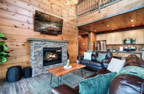 Gatlinburg Cabina | Luxury Smoky Mtn Cabin 3 King Suites Epic Views