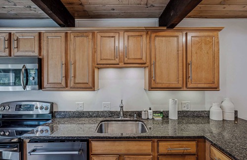 West Hartford Condominio | Luxury Snow Village Ski-In/Out, Golf & Club Access