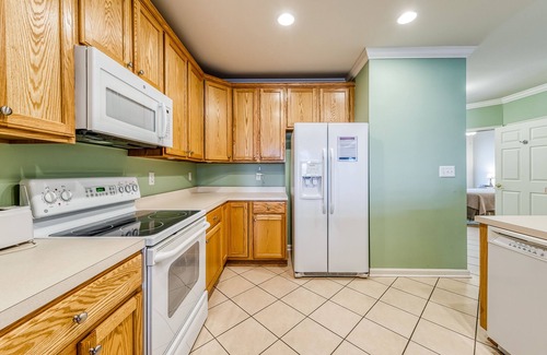 Sunset Island Condominio | ¡NUEVO LISTADO! Condominio de lujo con balcón privado, 3 piscinas, sauna y playas privadas.