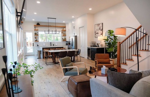 East Hill Casa | Luxury Spa Retreat, Sauna, Hot Tub-Monthly