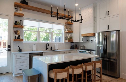 East Hill Casa | Luxury Spa Retreat, Sauna, Hot Tub-Monthly