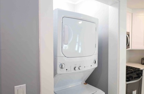 West New Haven Apartamento | Luxury Spacious Home/ Convenient Location/ Free Wine