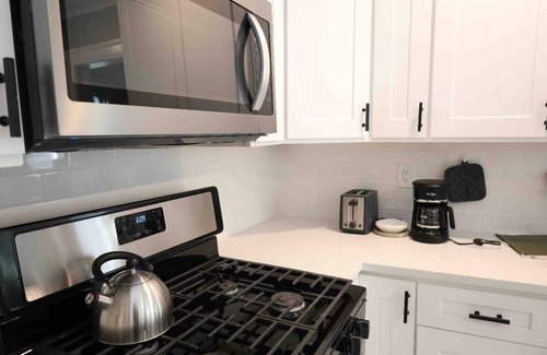 West New Haven Apartamento | Luxury Spacious Home/ Convenient Location/ Free Wine